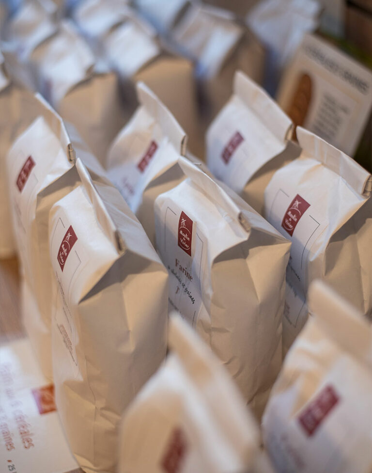 Photo de sacs de farine du Moulin du Vivier au bord du canal du midi